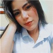 profesora que comparte todos sus conocimientos a niños de preescolar y primero